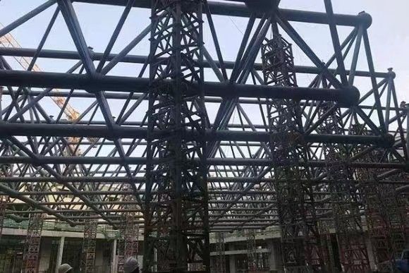 Κατασκευή από χάλυβα αποθήκης σχεδιασμένη για υψηλή ανύψωση και μεγάλη διάσταση με τυφώνα Ασφαλής προπαρασκευασμένο χάλυβα εργοστάσιο δομής